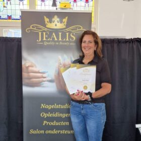 Online Opleidingen Nagelstylist-2 12 jealis_cursist_wilma